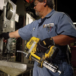 Pompe à Graisse Sur Batterie Pompe à Graisse Dewalt DCGG571M1-QW XR 1 Batterie 4Ah Chargeur Multi Voltage Et Coffret